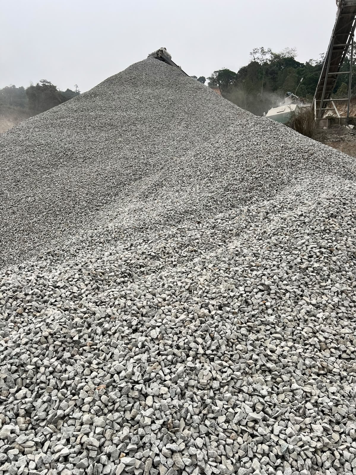 Batu Screening Andesit (Batu Split 0,5 / Fraksi 5–10 mm) - Fraksi 5–10 mm (Split 0,5-1) • Agregat Campuran Hotmix AMP & Precast